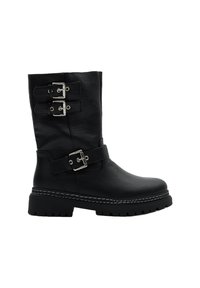 Botas de cuero negro hasta la rodilla con dos hebillas y correas plateadas, acabado texturizado, suela gruesa y costuras blancas contrastantes.