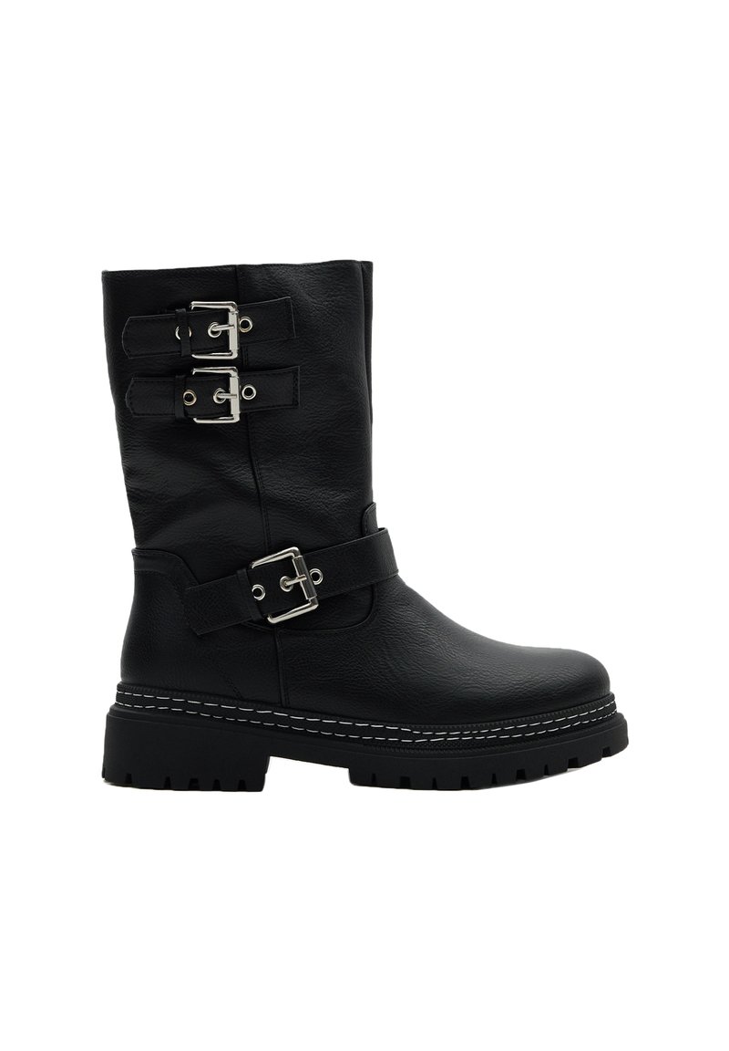 Botas de cuero negro hasta la rodilla con dos hebillas y correas plateadas, acabado texturizado, suela gruesa y costuras blancas contrastantes.