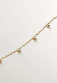 Pulsera de cadena de oro con acentos de piedras preciosas de colores en tonos rosa, verde, azul y naranja, con un diseño de eslabones delicados.