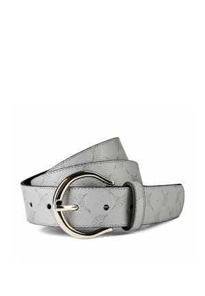 Cinturón de cuero gris con sutil patrón en relieve y hebilla plateada curva y brillante, enrollado sobre un fondo blanco.