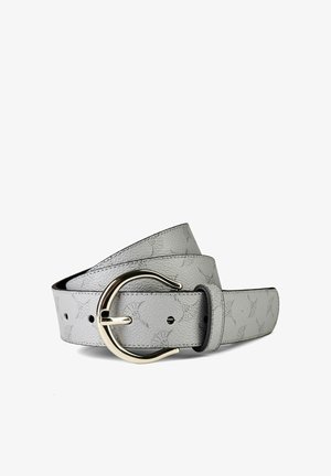 Ceinture en cuir gris avec un motif embossé subtil et une boucle argentée incurvée brillante, enroulée sur un fond blanc.