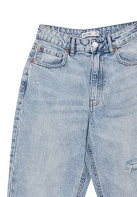Jeans en denim bleu clair avec taille haute, design à cinq poches, déchirures subtiles et couture orange. Comprend une fermeture éclair et un bouton en métal.