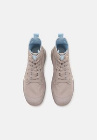 Baskets montantes en toile grise claire avec intérieur bleu. Présente une pointe ronde, des lacets plats et une petite boucle au niveau du talon. Détails de couture discrets.