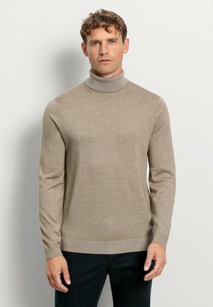 Beiger Rollkragenpullover aus weichem Stoff, mit taillierter Passform, langen Ärmeln sowie geripptem Saum und Kragen.