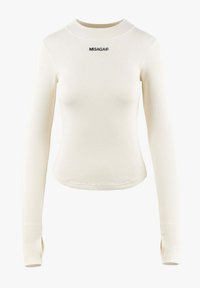 Langslavige geribbelde top in off-white met een hoge hals en klein zwart "MISAGA®" logo. Kenmerkt een aansluitend ontwerp en duimgaten accenten.