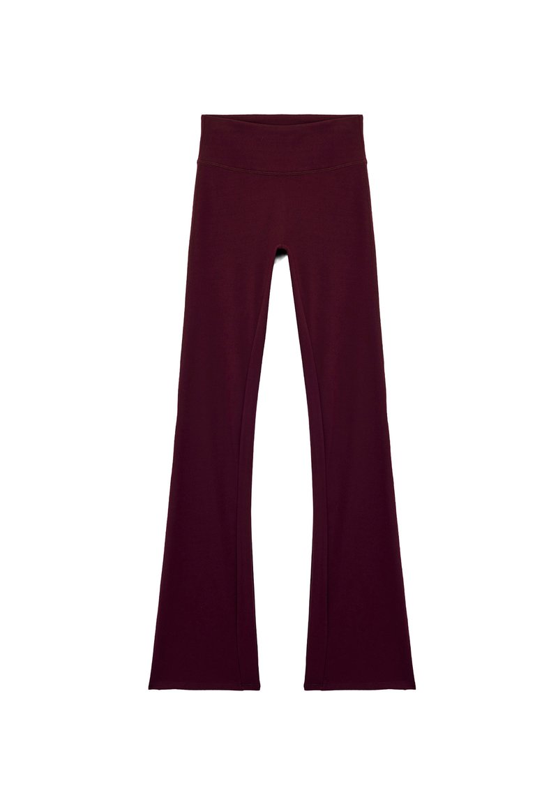 Burgunderfarbene, ausgestellte Leggings mit einem breiten Bund, aus einem weichen, dehnbaren Material. Glatte Struktur und tonale Nähdetails.