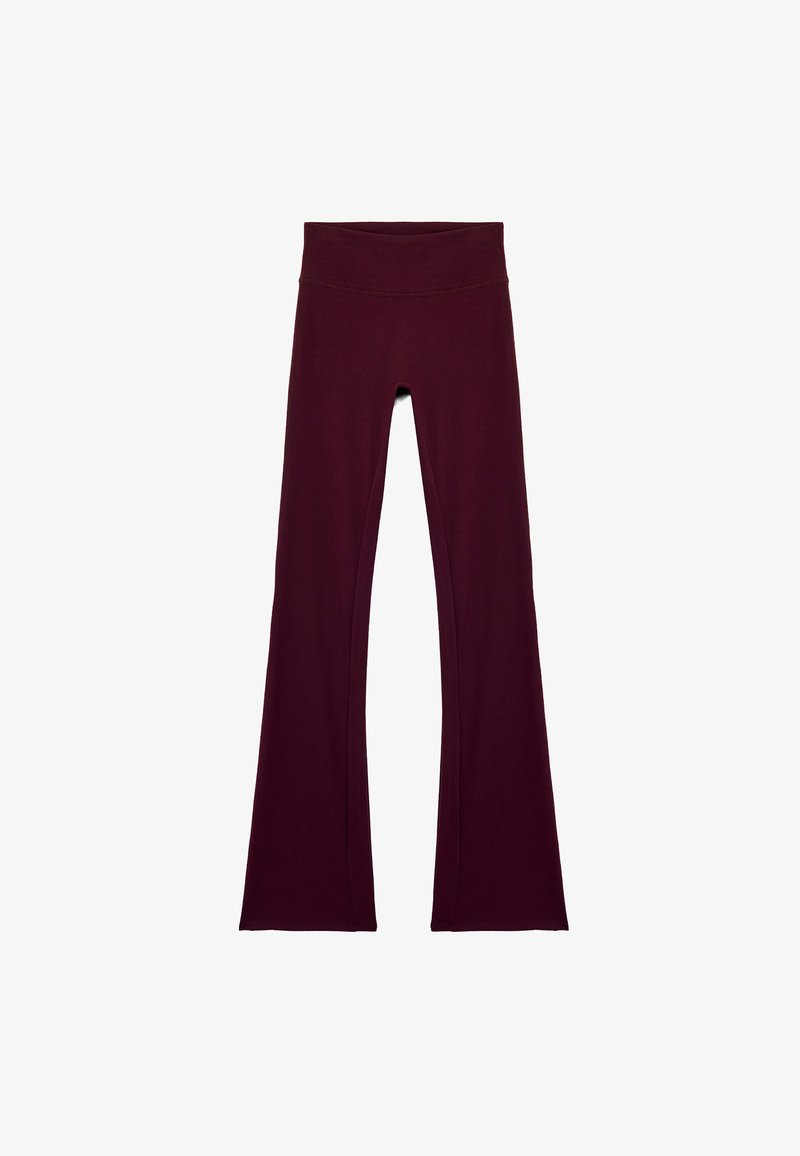 Burgunderfarbene, ausgestellte Leggings mit einem breiten Bund, aus einem weichen, dehnbaren Material. Glatte Struktur und tonale Nähdetails.