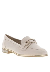 Mocassins en daim beige avec un nœud décoratif, talon plat avec un bord doré et des détails cousus sur le dessus. Design classique et texture lisse.