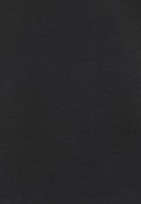 Stevige zwarte stoffen textuur met zichtbaar fijn weefpatroon, gladde en gelijkmatige oppervlakte.