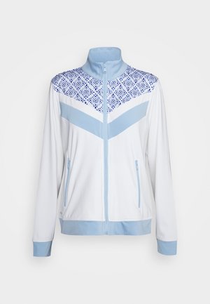 Giacca bianca con cerniera e motivo geometrico blu sulle spalle, striscia chevron azzurro chiaro e polsini e orlo azzurri chiari.
