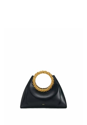 Sac à main triangulaire noir avec une grande poignée circulaire torsadée en or et un logo JW PEI subtil en bas au centre.