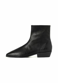 Bota de cuero negra hasta el tobillo con punta afilada y tacón bajo. Textura suave, diseño minimalista y líneas limpias sin adornos.