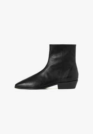 Czarne skórzane botki za kostkę z czubkiem w kształcie spiczastego i niskim obcasem. Gładka tekstura, minimalistyczny design i czyste linie bez ozdób.