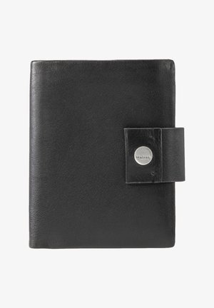 Funda de cuaderno de cuero negro con una textura suave, que presenta un broche circular de plata con la inscripción "MAITRE" y un cierre rectangular en la solapa.