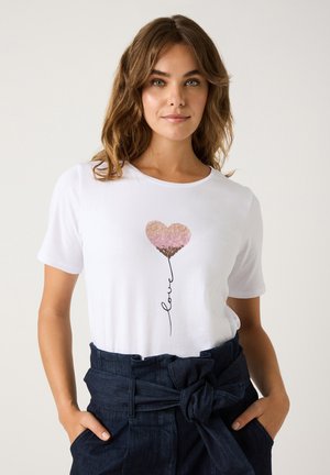Weißes Baumwoll-T-Shirt mit einem glitzernden Herz-Graphic in Rosa- und Goldtönen, begleitet von dem Wort "Liebe" in einer geschwungenen Schriftart.
