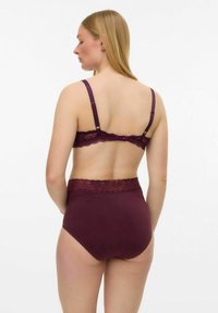 Violets mežģīņu bralets un augsta vidukļa apakšbiksīšu komplekts, kas rotāts ar ziedu mežģīņu apdari un gludu tekstūru ar regulējamām lencītēm.