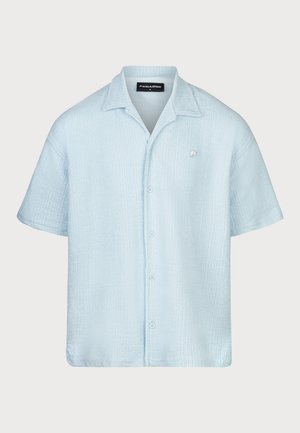 Jasnoniebieska koszula z krótkim rękawem o teksturowanej tkaninie, z zapięciem na guziki i małym haftowanym logo na lewej piersi.