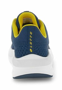 Adidași din plasă navy cu guler îmblănit galben și talpă albă. Prezintă un călcâi texturat și logo-ul "Lotto" în galben pe spate.