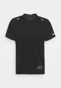 Černé sportovní tričko s kulatým výstřihem, krátkými rukávy, materiálem Dri-FIT, texturovanými akcenty na ramenou a bílým logem na lemu.