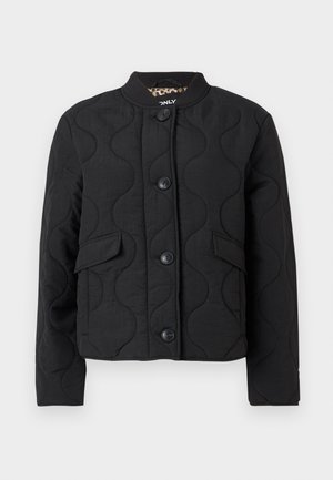 Zwarte gequiltte jas met ronde halslijn, sluiting met knopen aan de voorkant, twee klepzakken en subtiel golfrandpatroon op de stof.