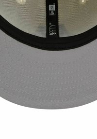 Graue Kappe mit gebogenem Schirm, strukturierter Stoff und schwarzer Unterseite. Verfügt über Lüftungslöcher und ein schwarzes Etikett mit der Aufschrift „9FIFTY®“.