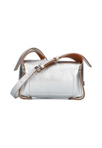 Zilveren metalen leren handtas met een gladde textuur, rechthoekige vorm, bruine leren accenten en een afneembare schouderriem.