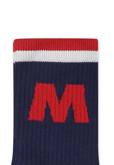 Calze a maglia con un corpo blu navy e strisce orizzontali rosse e bianche nella parte superiore, arricchite da un grande motivo a forma di lettera "M" rossa.
