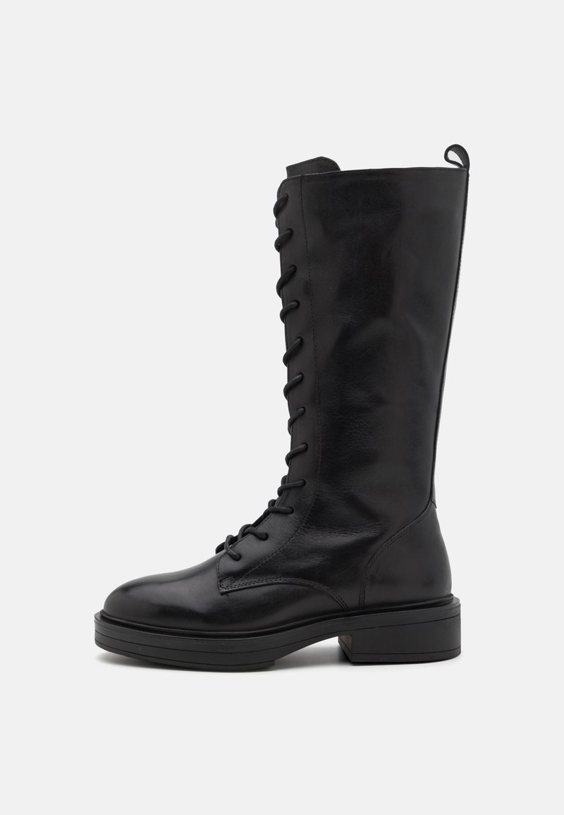 Bottes montantes à lacets noires en cuir lisse. Présentent un bout rond et une semelle plate et texturée, avec une languette à l'arrière.