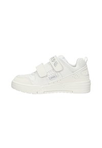 Białe sneakersy z syntetyczną cholewką, siateczkowymi panelami, podwójnymi rzepami oraz teksturowaną gumową podeszwą, z minimalistycznymi akcentami i okrągłym noskiem.