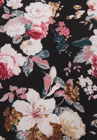 Tessuto nero con motivi floreali in rosa, bianco e marrone, che presenta gigli, rose e varie foglie disposte in un arrangiamento sparso.