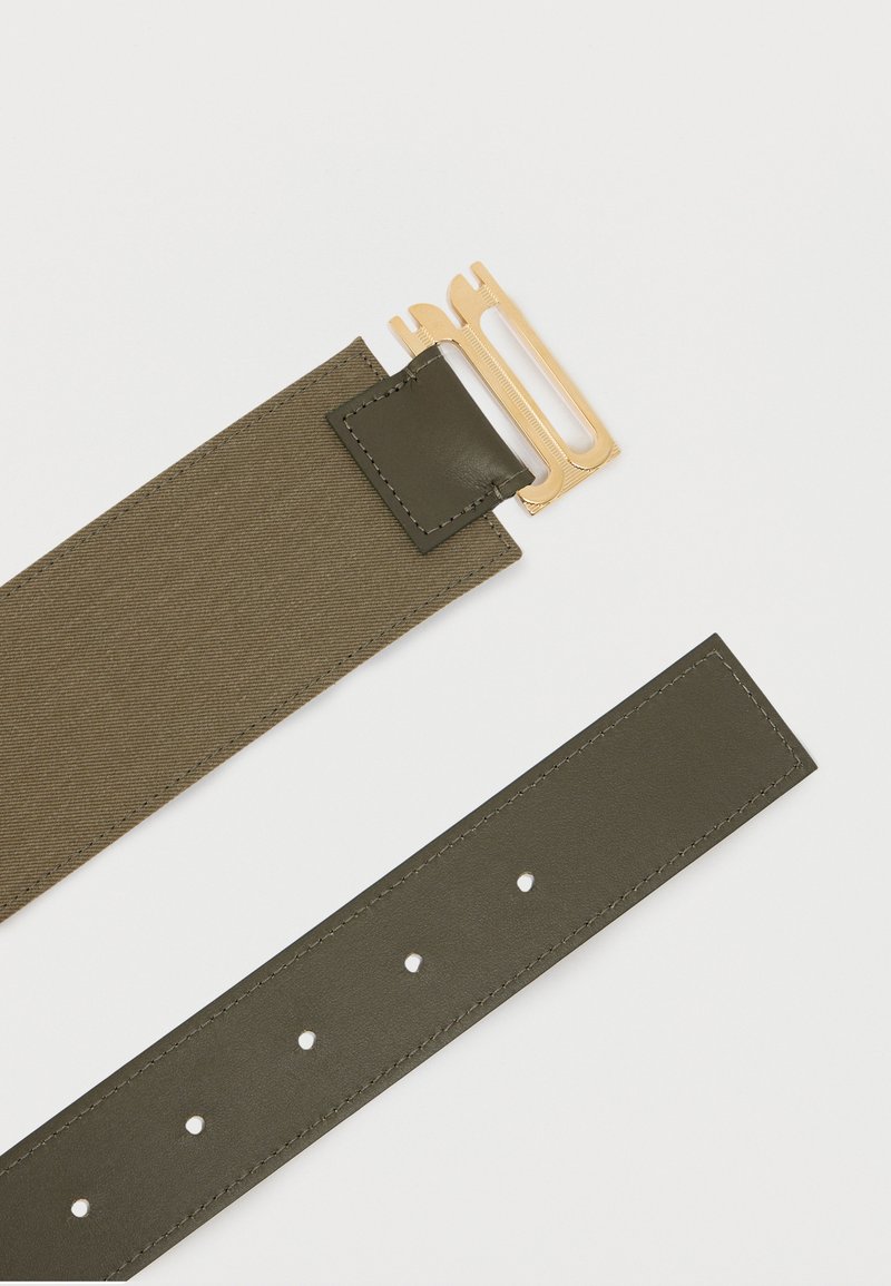 Ceinture vert olive en tissu texturé et cuir lisse, dotée d'une boucle dorée et de plusieurs trous pour un réglage ajustable.