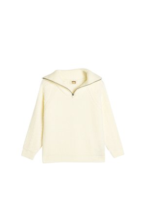 Cremefarvet strikket pullover med halvlukning, bred krave og ribbede manchetter, der har et struktureret mønster hele vejen igennem.
