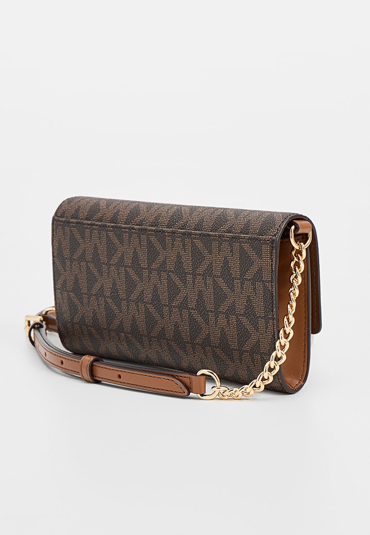 Braune Handtasche mit Muster und glatter Textur, ausgestattet mit einer goldenen Kette und einem braunen Ledertragegurt. Kompakte rechteckige Form.