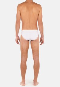 Witte katoenen slips met een zachte tailleband, ontworpen in een aansluitende vorm. Opvallend door hun minimalistische design en zachte textuur.