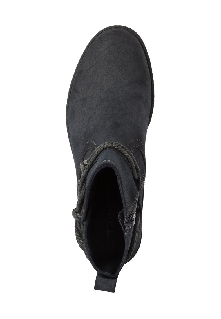 Bottines en suede noir avec un accent tissé près de la cheville, une fermeture éclair sur le côté et un bout arrondi. La semelle est texturée pour une meilleure adhérence.