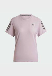 Ljusrosa sport-t-shirt med korta ärmar, med mörkgrå tre-randigt mönster på axlarna och en liten svart logotyp på bröstet.