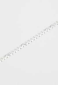 Bracciale di catena in argento con maglie ovali, superficie lucida e texture liscia. Design semplice con una finitura lucente, adatto per l'uso quotidiano.