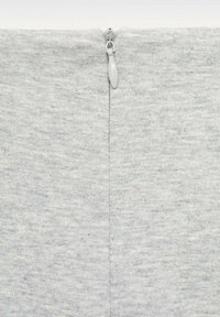 Tissu gris à la texture fine, avec une fermeture éclair centrée en haut, dotée d'une tirette blanche lisse.