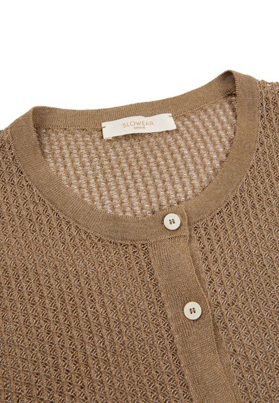 Lichtbruine gebreide cardigan met een ronde halslijn, twee crèmewitte knopen en een "Slowear Zanone" label aan de binnenkant van de kraag.