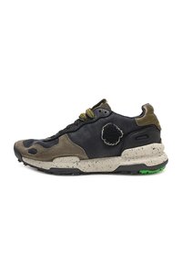 Sneaker che presenta una combinazione di pelle nera e suede oliva, con una suola intermedia beige maculata e dettagli neri testurizzati. Suola in gomma verde.