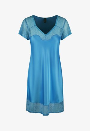 Plava satenasta spavaćica s čipkastim detaljima na izrezu i rubu. Ima kratke rukave s valovitim rubovima i lepršavi siluet.