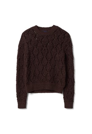 Suéter de punto marrón oscuro con patrón de encaje en forma de diamante, cuello redondo, mangas largas y puños y dobladillo acanalados.