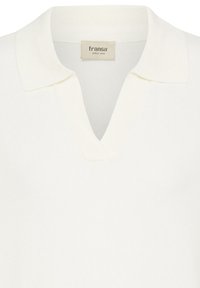 Polo en maille blanche avec col plié et ouverture en V, doté d'une étiquette de marque "fransa" cousue à l'intérieur de l'encolure.