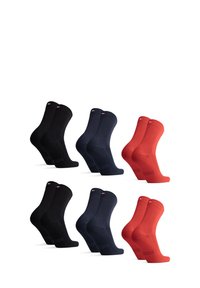 Conjunto de cuatro pares de calcetines: dos negros, uno azul marino y uno rojo. Cada par presenta una textura suave y un puño acanalado con acentos de logo.
