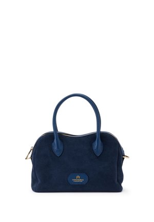 Sac à main en daim bleu marine avec sommet arrondi, deux poignées en cuir assorties, fermeture éclair dorée et petite plaque logo dorée au centre devant.