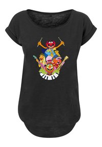 Schwarzes T-Shirt mit hochgerollten Ärmeln, das ein buntes Grafikdesign von Muppet-Charakteren zeigt, die Instrumente spielen, vor einer weißen Klaviertastatur.