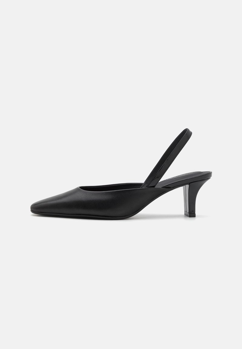 Fekete bőr slingback pumpa hegyes orral, karcsú sarokkal és sima felülettel. Minimalista dizájnja van, díszítések nélkül.