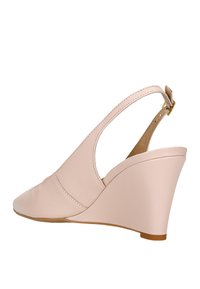 Scarpe con tacco a cuneo di colore rosa pallido con design slingback, texture in pelle liscia, punta affusolata e tacco a cuneo sagomato. Dettaglio con fibbia dorata sulla cinghia.
