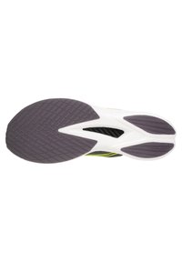 Vista inferior de una zapatilla de correr con una suela en blanco y negro, patrones de agarre texturizados y un pequeño inserto de fibra de carbono cerca del arco.