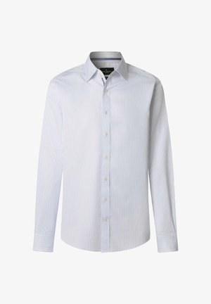 Chemise blanche pour homme avec fines rayures verticales bleues, manches longues, fermeture boutonnée devant et col classique.